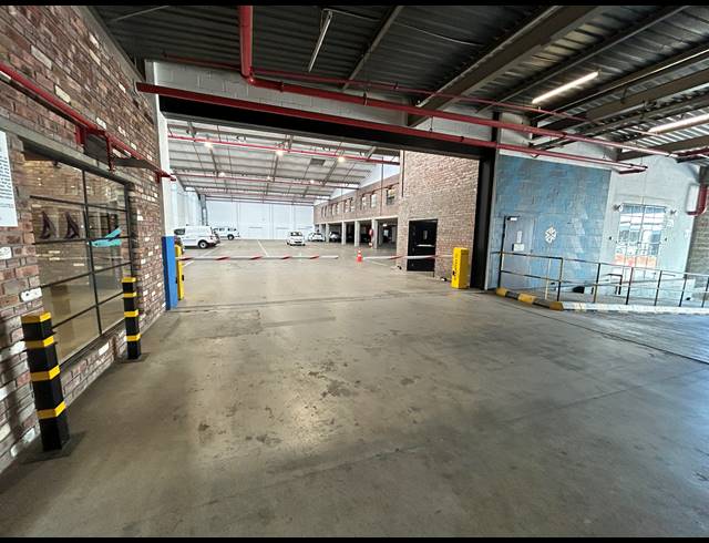 85M² BUILDING TO LET IN WOODSTOCK